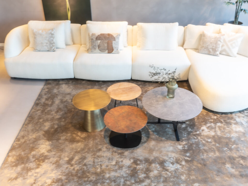 Salontafel Ardes 80cm rond marmer grijs - Mayet 55cm rond roest brons - Bergamo rond 40cm - Molina rond 50cm bij onze bank Medusa