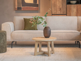 Massieve ronde eiken salontafel met houten pootjes.