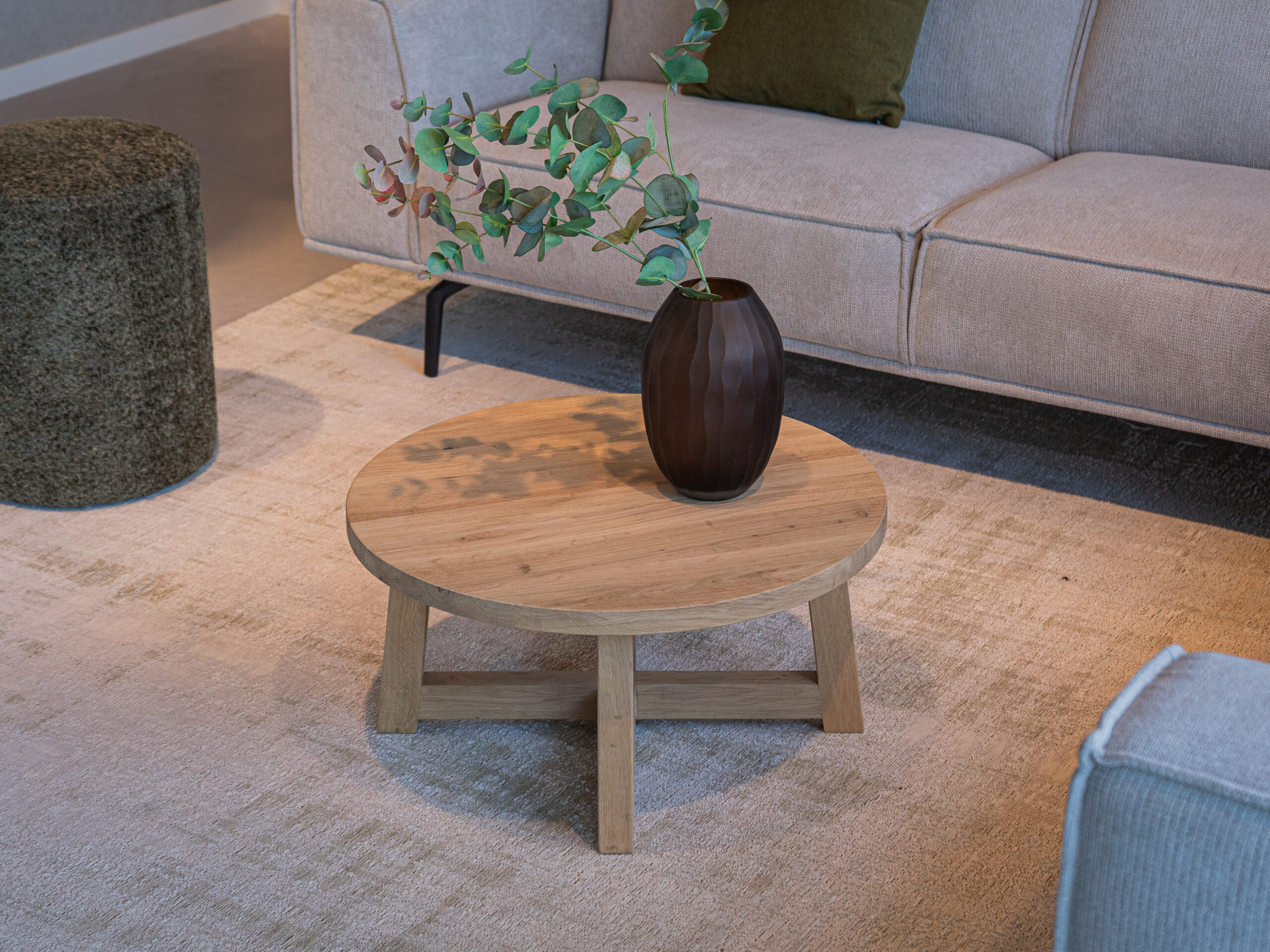 lichte ronde salontafel van massief eiken