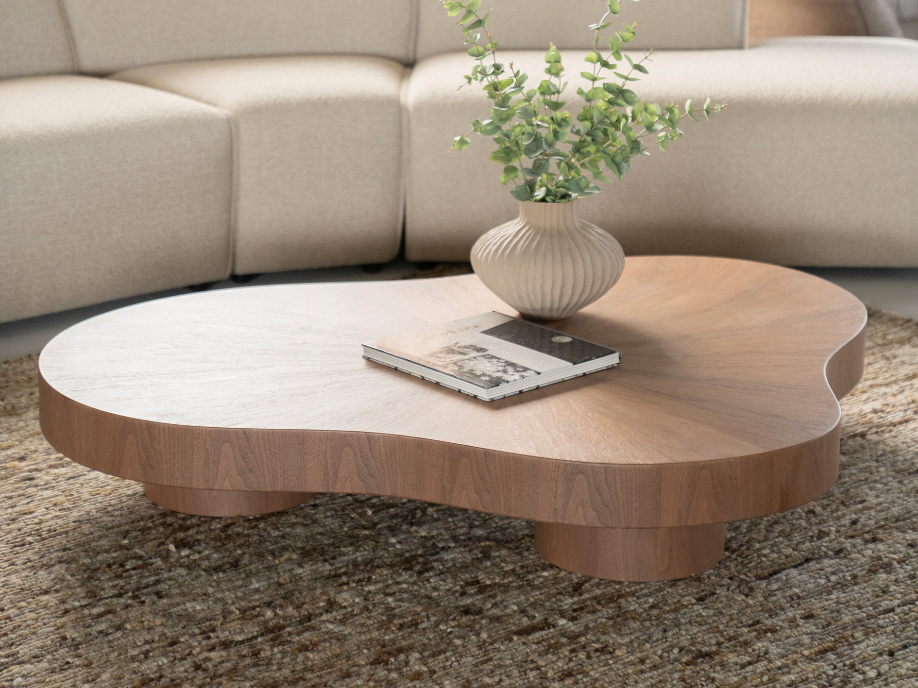 speels gevormde koffietafel in modern interieur