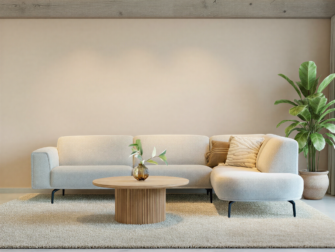 Minimalistische salontafel met massieve basis