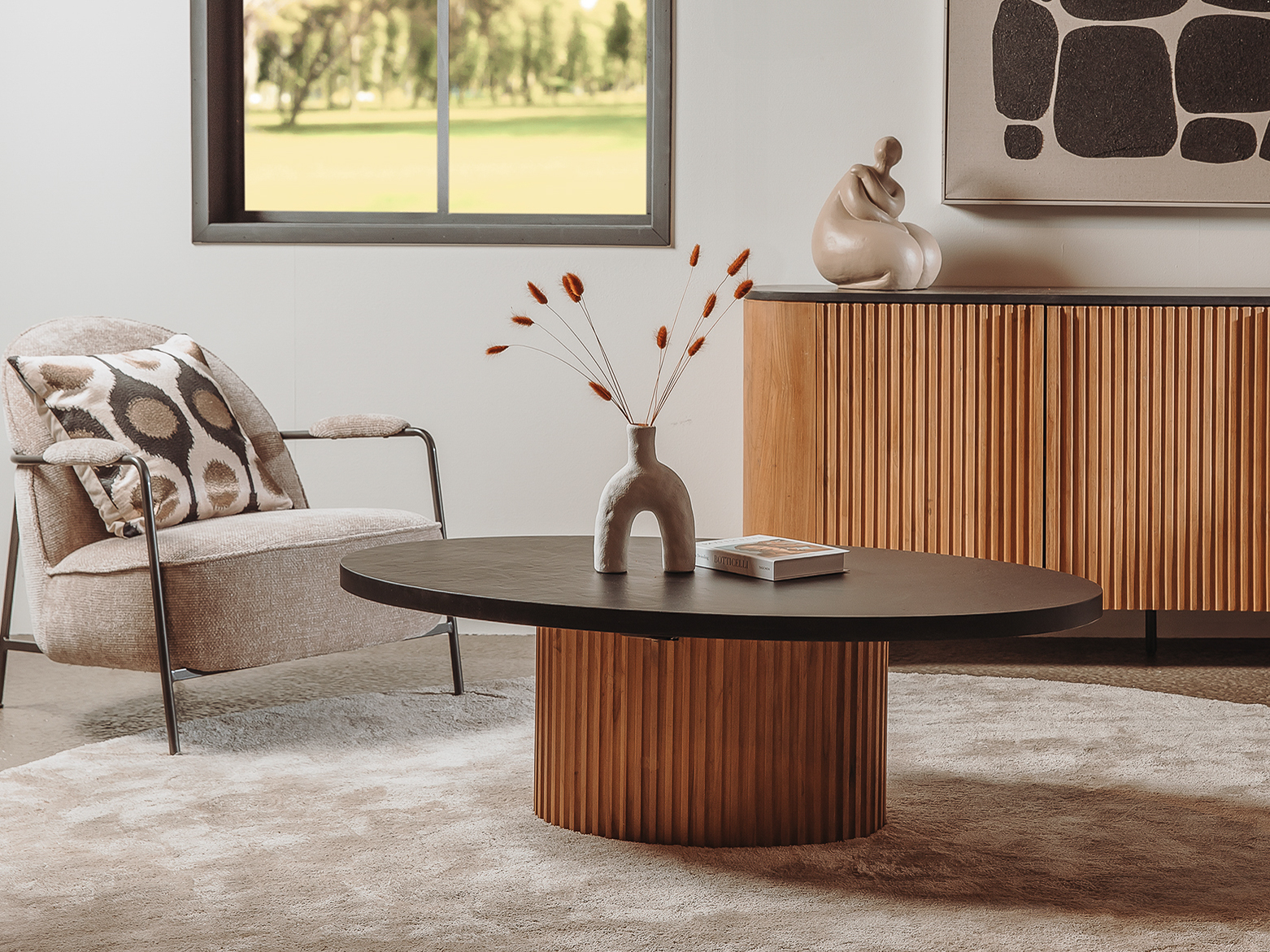 Moderne teakhouten salontafel met een, verticale lattenstructuur als onderstel