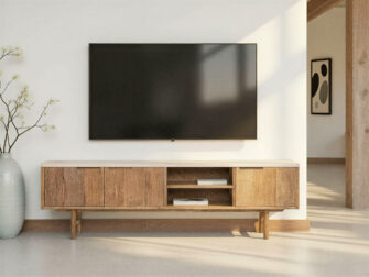 TV-meubel van teakhout op pootjes met beige topblad