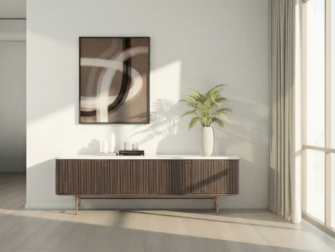 Donker tv-meubel op pootjes met verticale latten