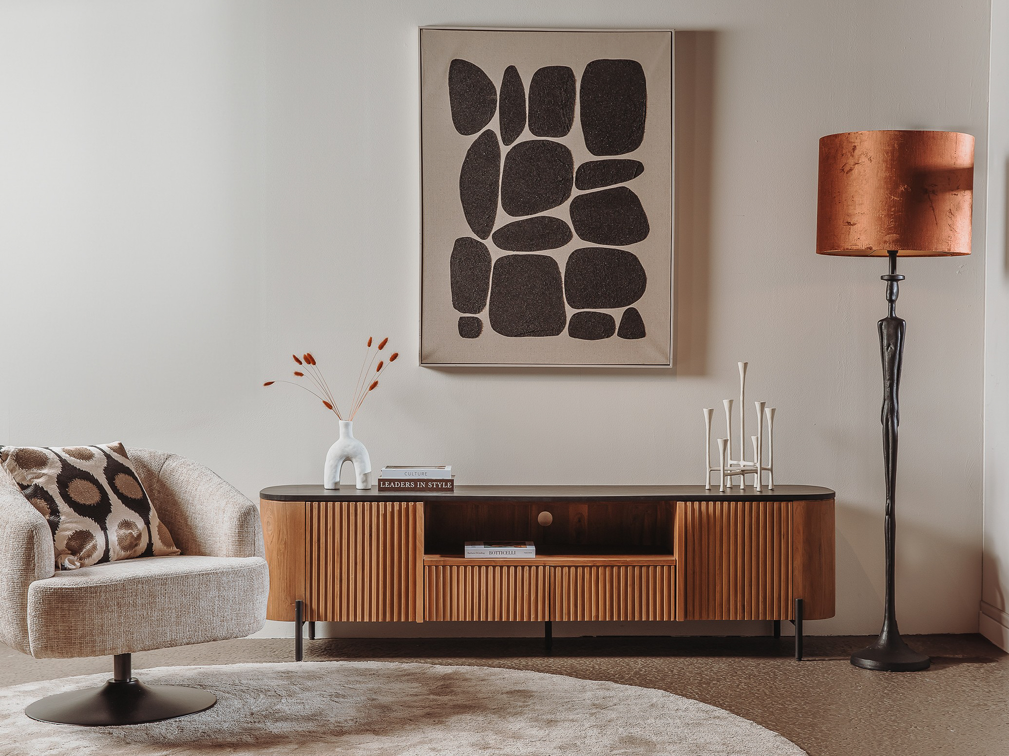 Modern design TV-meubel van gerecycled hout met elegante lattenfront en slanke zwarte pootjes