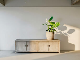 design tv-meubel in grijze kleur met deuren