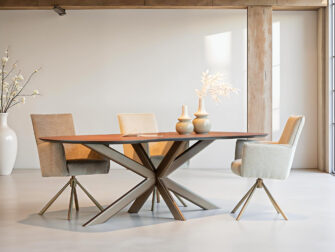 Tafel-Avallon-240x100cm-halfrond-madison-walnut-onderstel-Fano-anodic-brons-met-onze-eetkamerstoelen-Hervas32