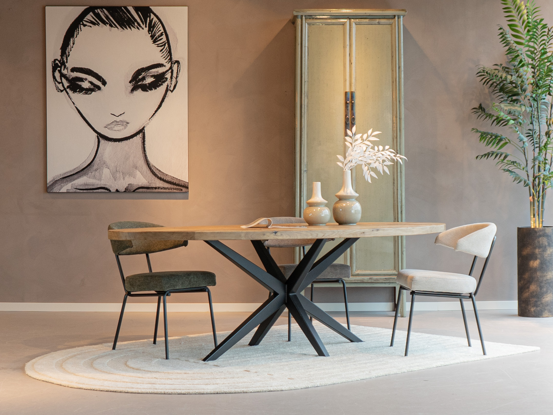 Eetkamerstoel met open rugleuning beige stof en zwart frame