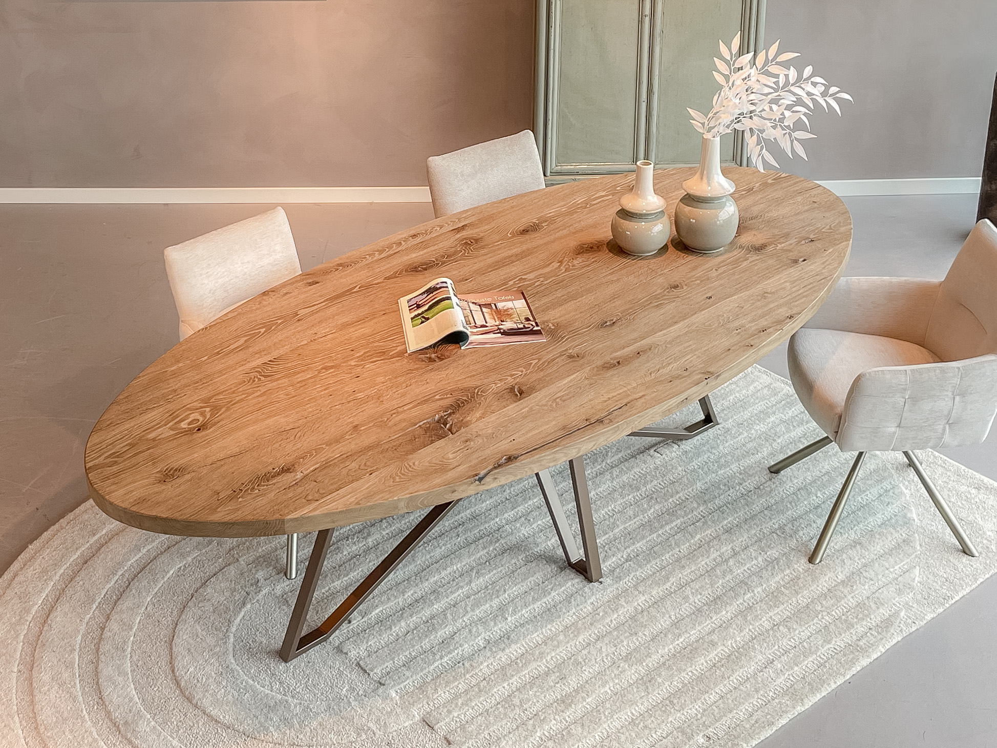 eettafel met knoesten