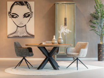 Tafel Fayance - Ø150cm - onderstel Calais - met onze eetkamerstoelen Posada oud eiken tafel rond