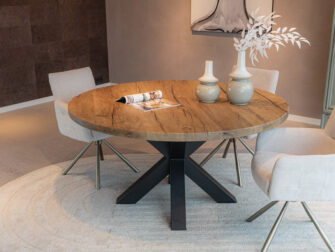 Tafel Fayance - Ø150cm - onderstel Calais - met onze eetkamerstoelen Lamezi ruime ronde eettafel