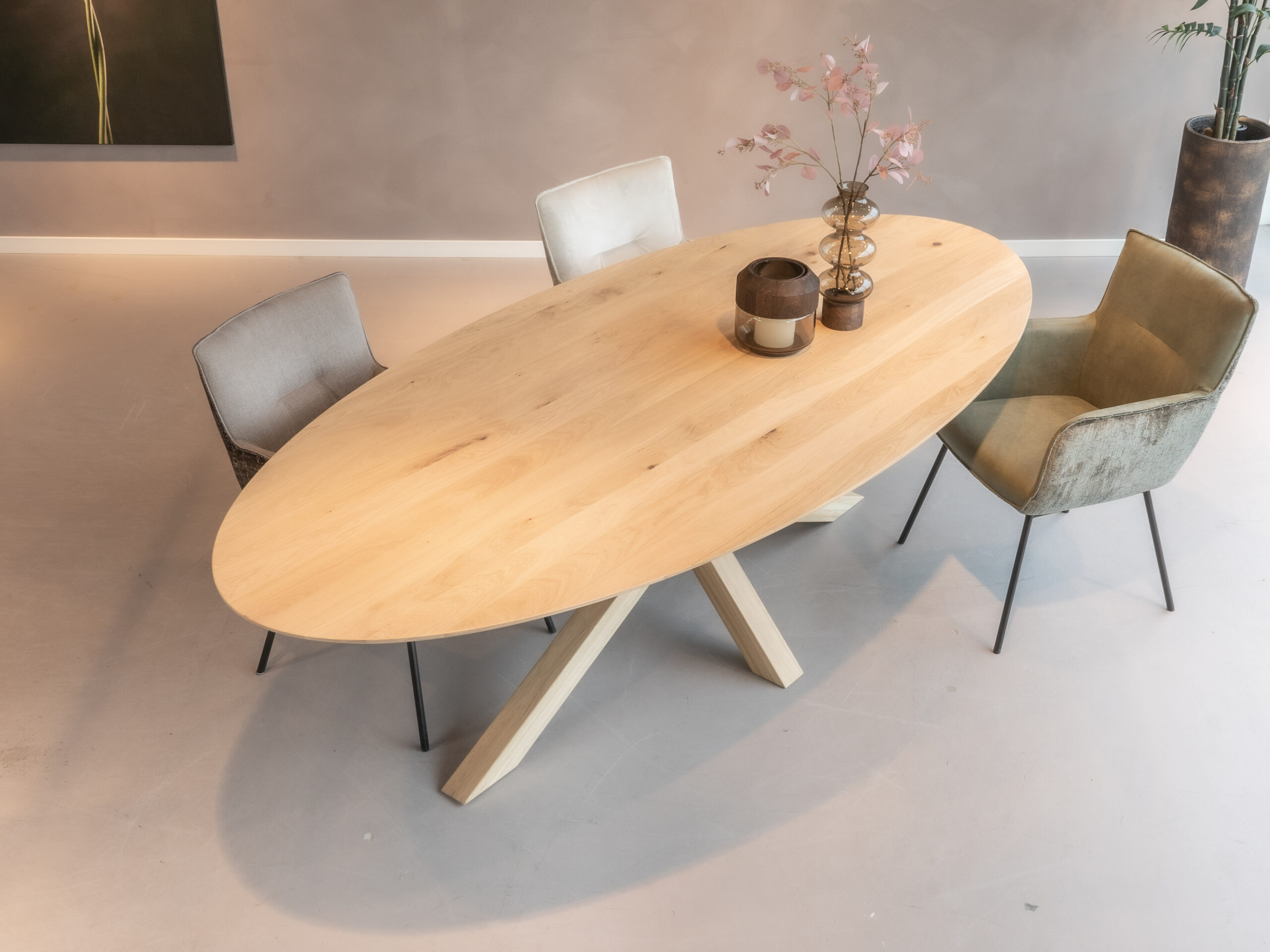 Tafel Langres - ovaal - onderstel Barco - ultra matte lak