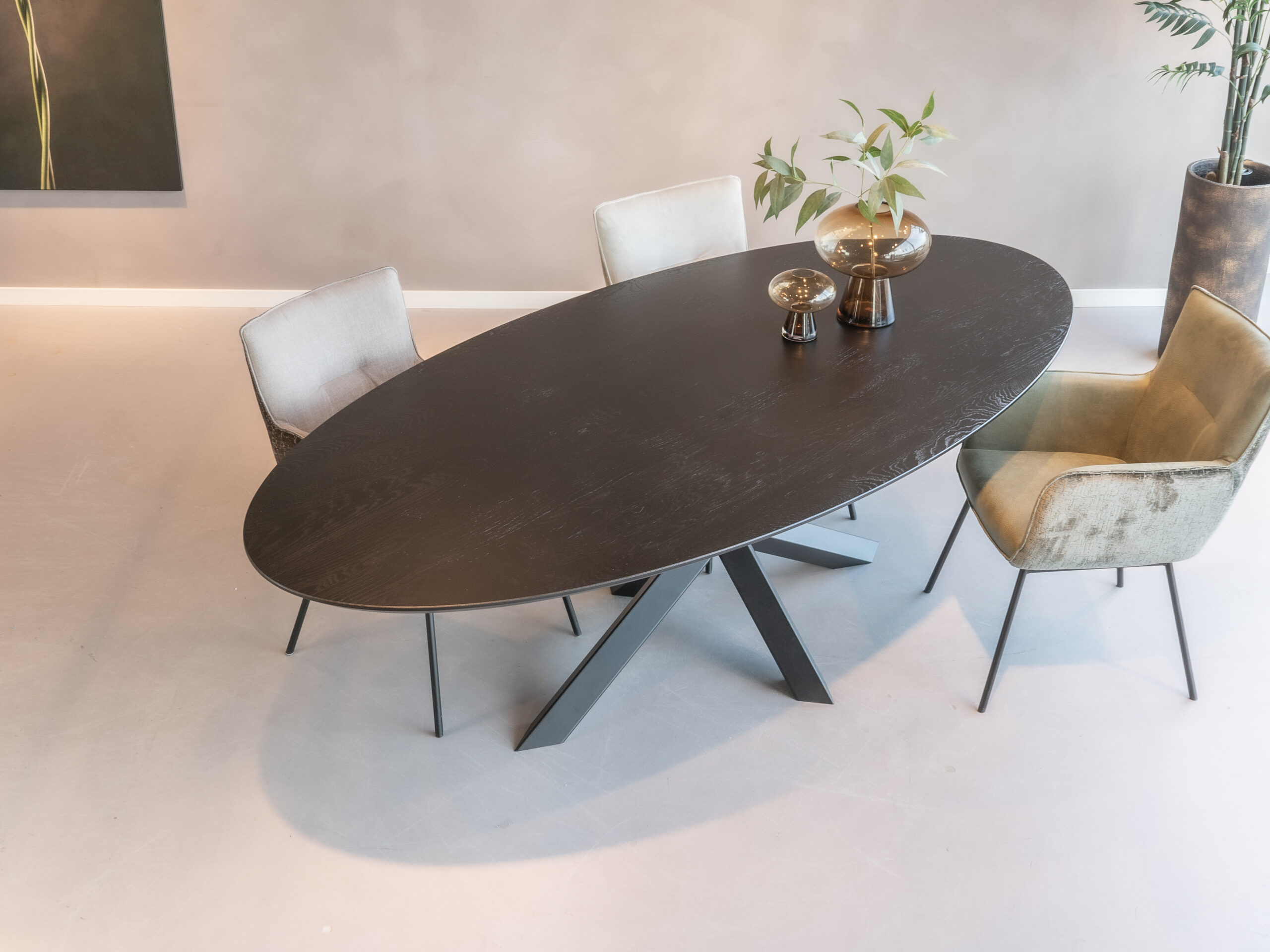 Tafel Langres - ovaal - onderstel livorno - intense black