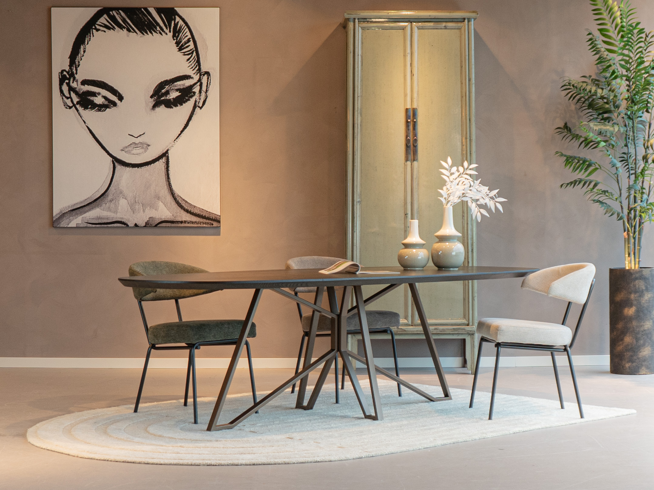 eettafel van massief eiken met een kleurrijk, op maat gemaakt frame in een moderne abstracte vorm