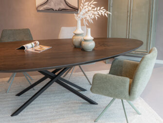 Tafel Boston - 260x130cm - deer brown soft gloss - kiezel B - met onze eetkamerstoelen Pereira Eettafel met kiezel blad