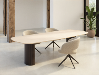 Moderne eettafel beige met slanke houten poten