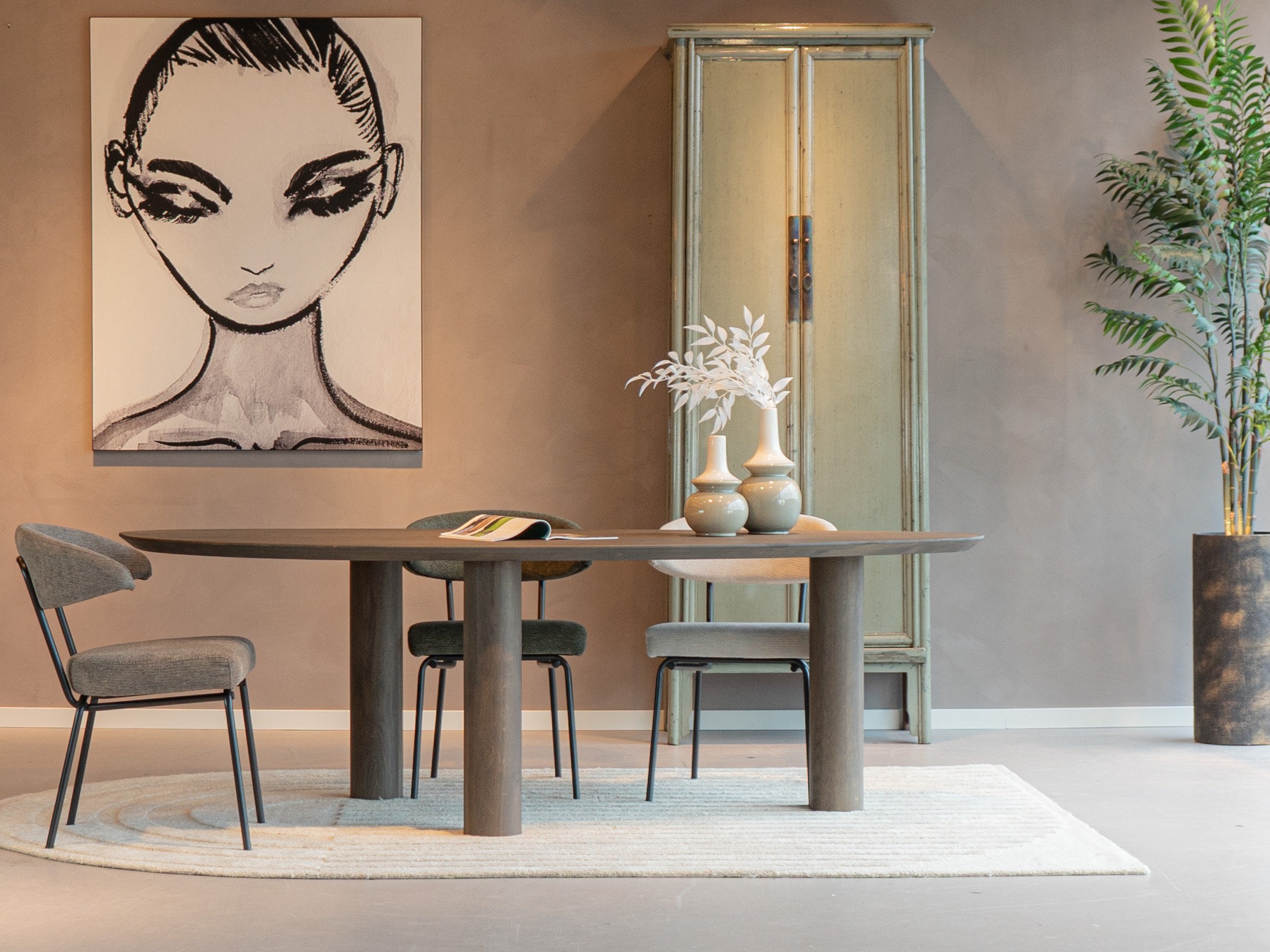 eettafel met houten onderstel