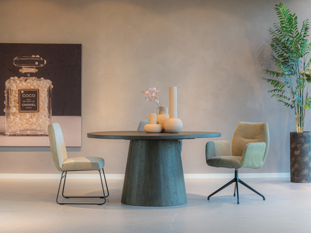 Groene eetkamerstoel met armleuningen, leer aan de achterkant en stof aan de binnenkant