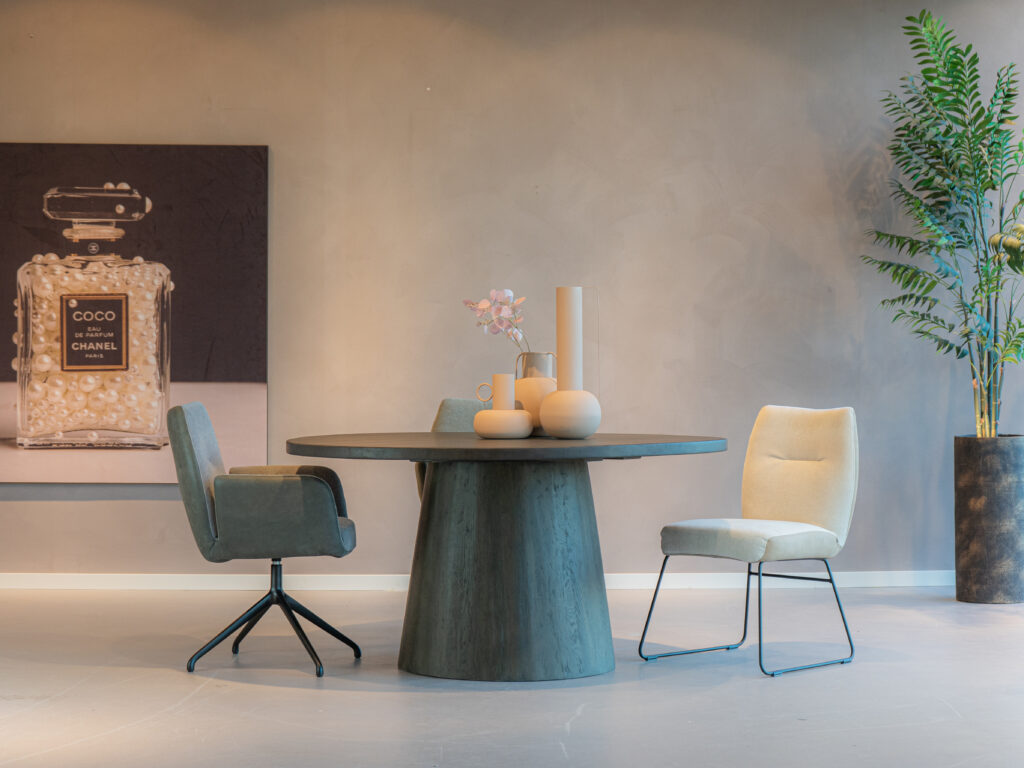 Lichte eetkamerstoel zonder armleuningen en comfortabele zitkuip