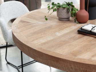 ronde tafel met dik houten tafelblad