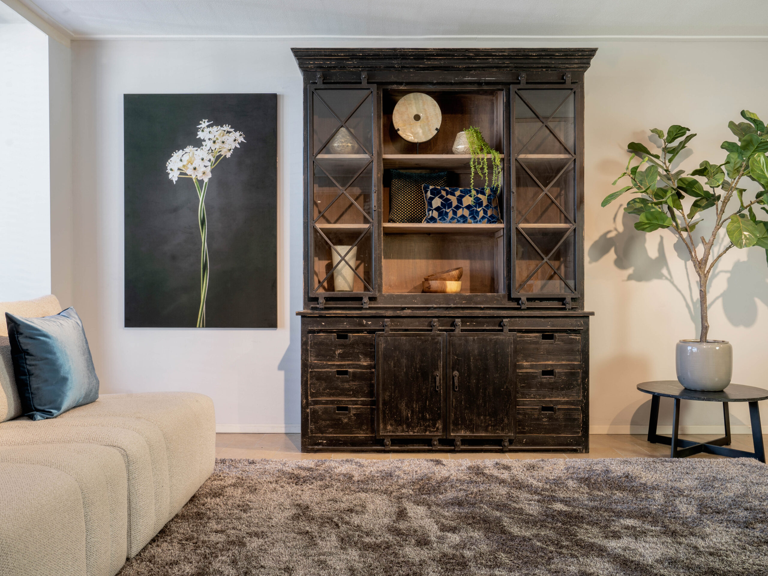 zwarte vitrinekast met glazen schuifdeuren