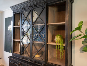 stoere brede vitrinekast met schuifdeuren en legplanken