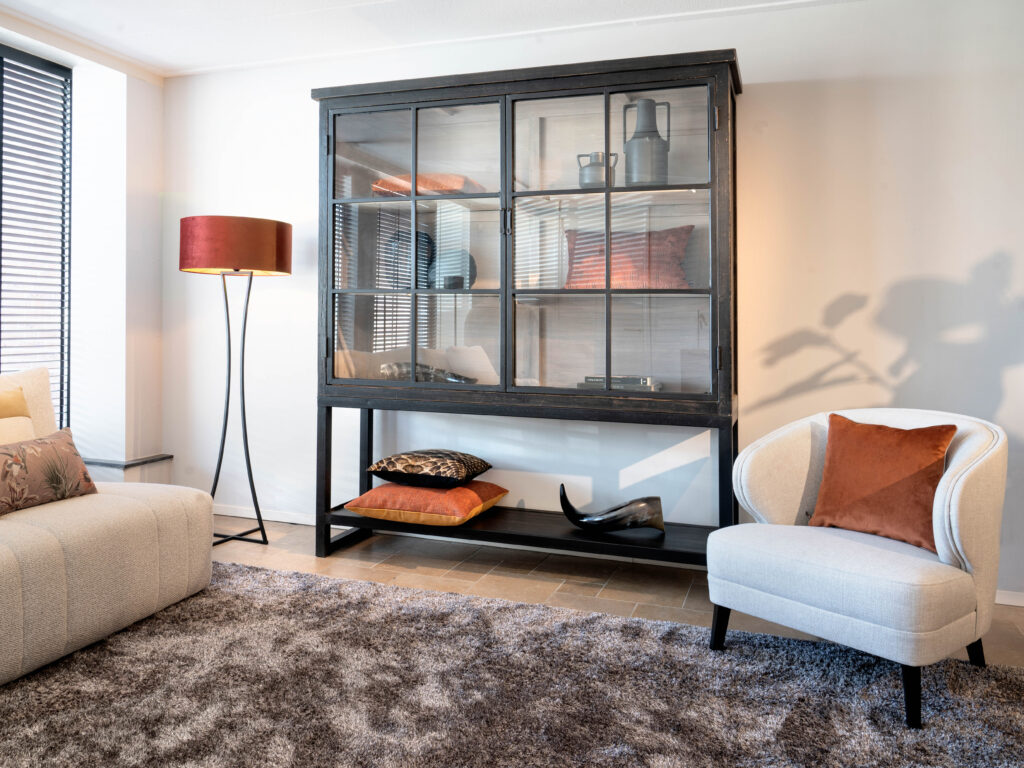 hoge landelijke vitrinekast zwart