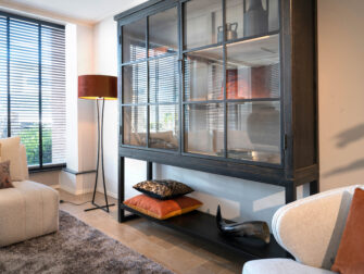 zwarte robuuste kast met glazen deuren