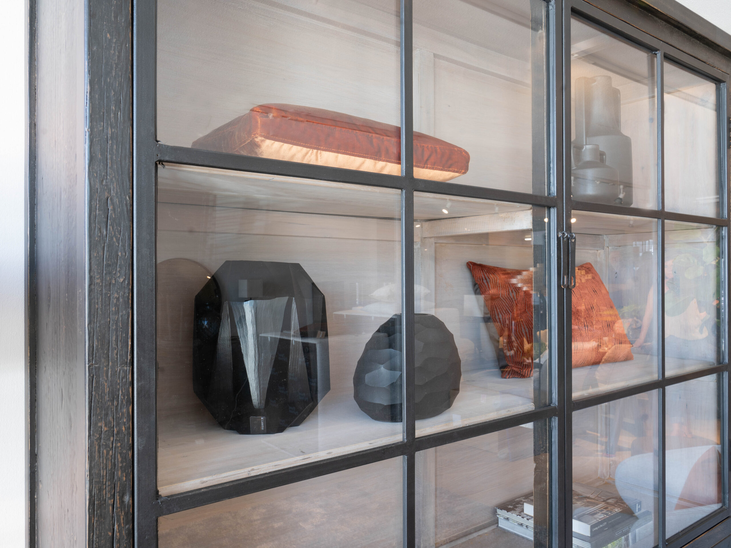 zwarte opbergkast met deuren oud hout