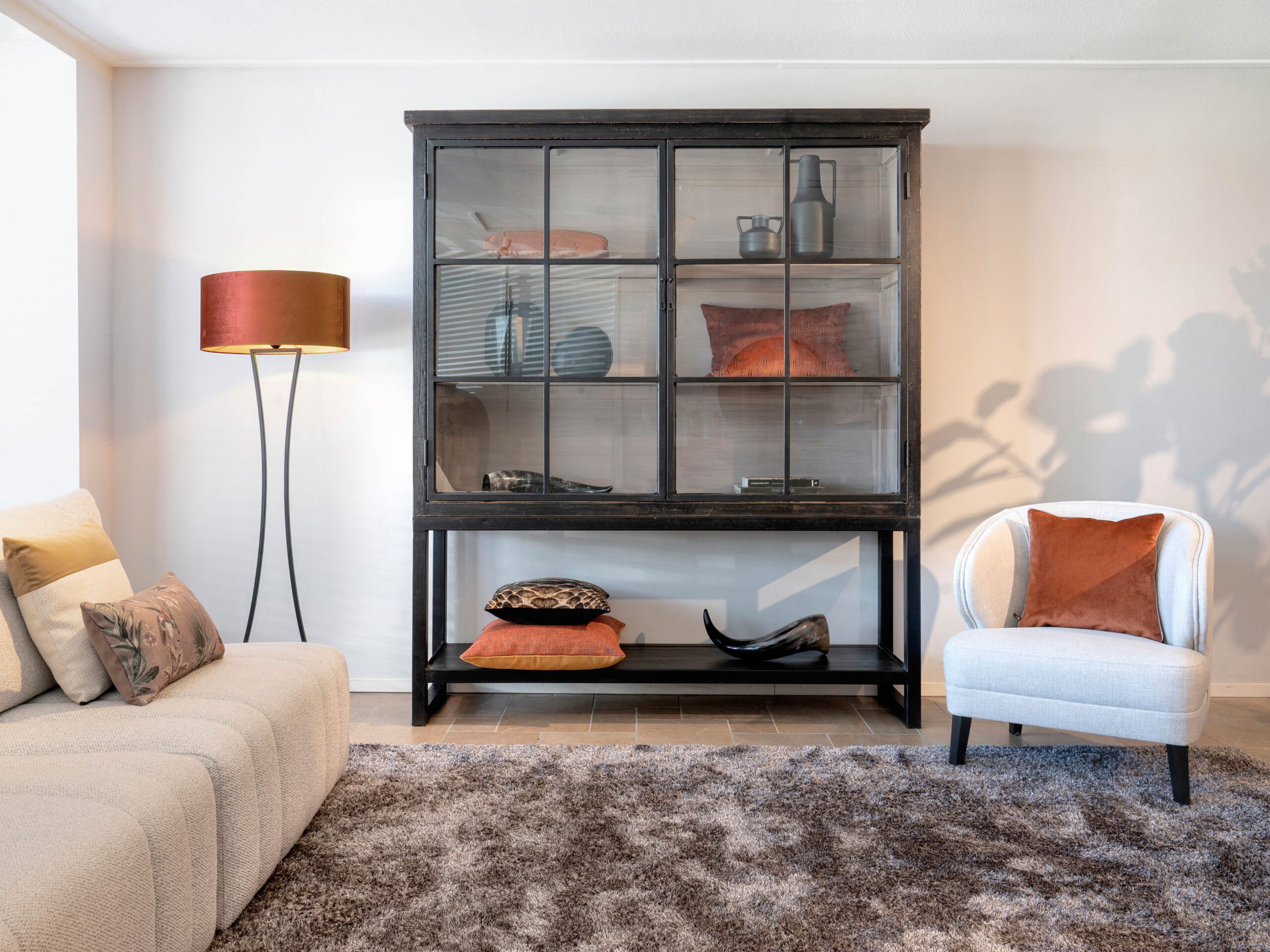 zwarte vitrinekast looiershuis