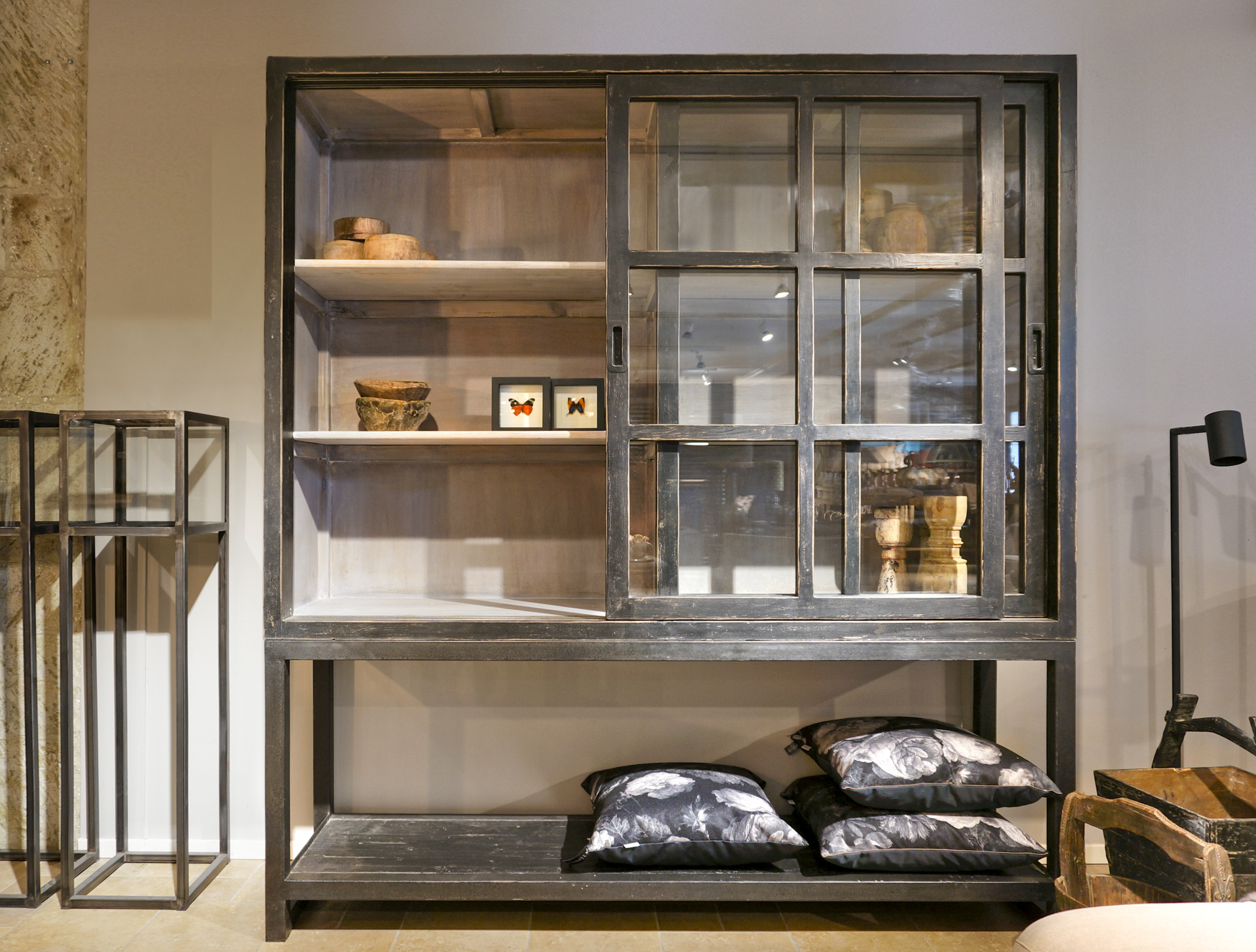 vitrinekast met schuifdeuren