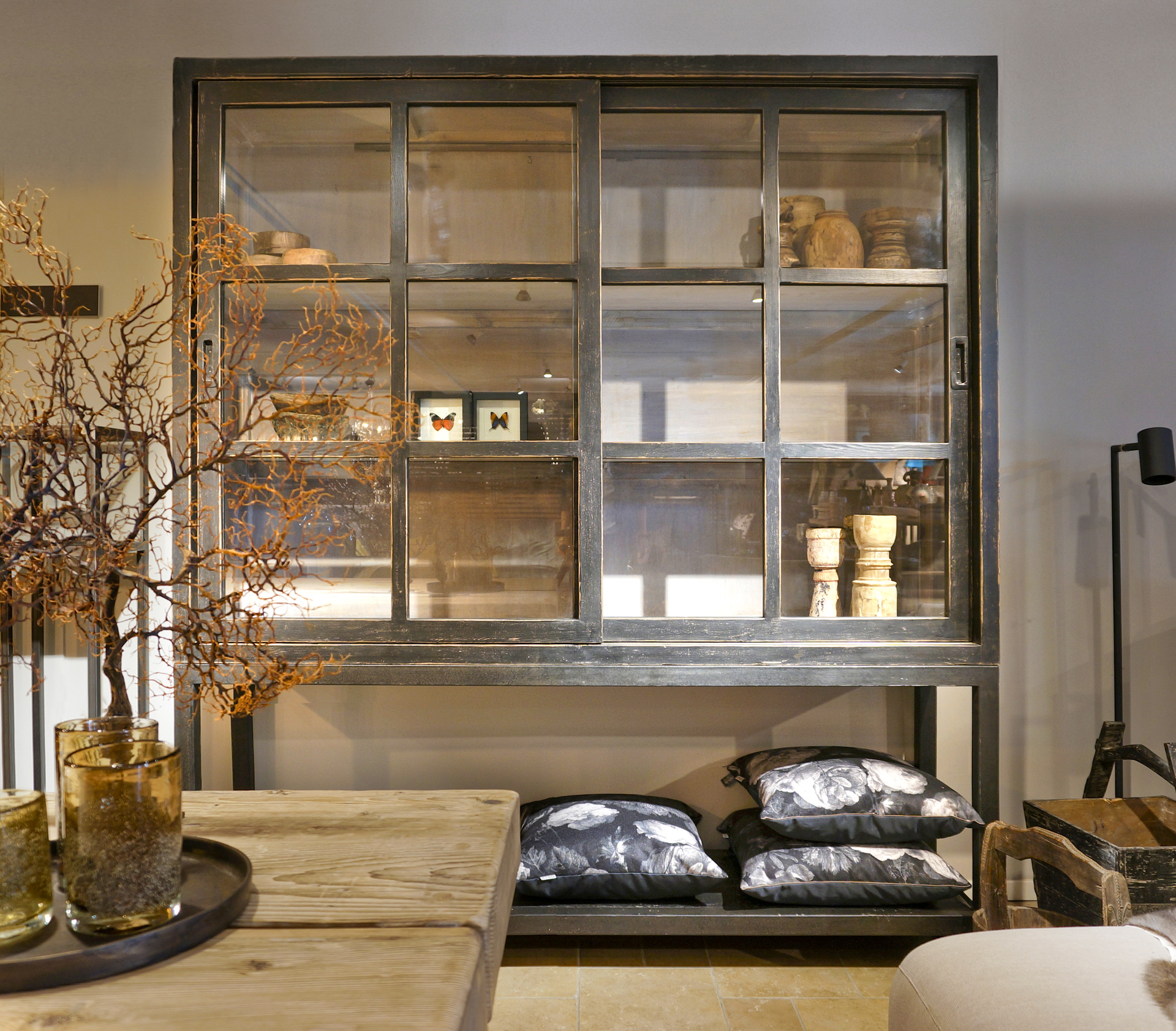 zwarte vitrinekast met schuifdeuren