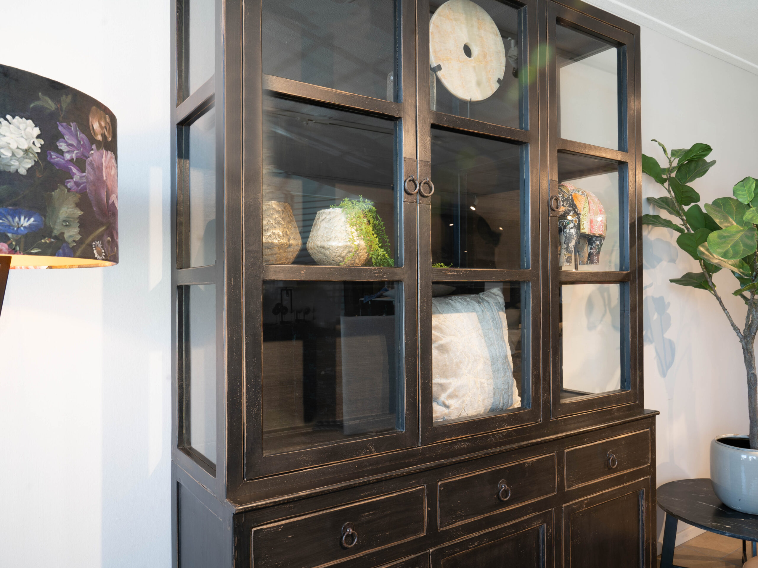 stoere zwarte servieskast met deuren en laden