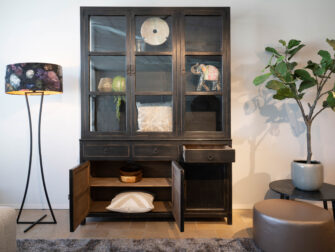 zwarte vitrinekast met veel opbergruimte