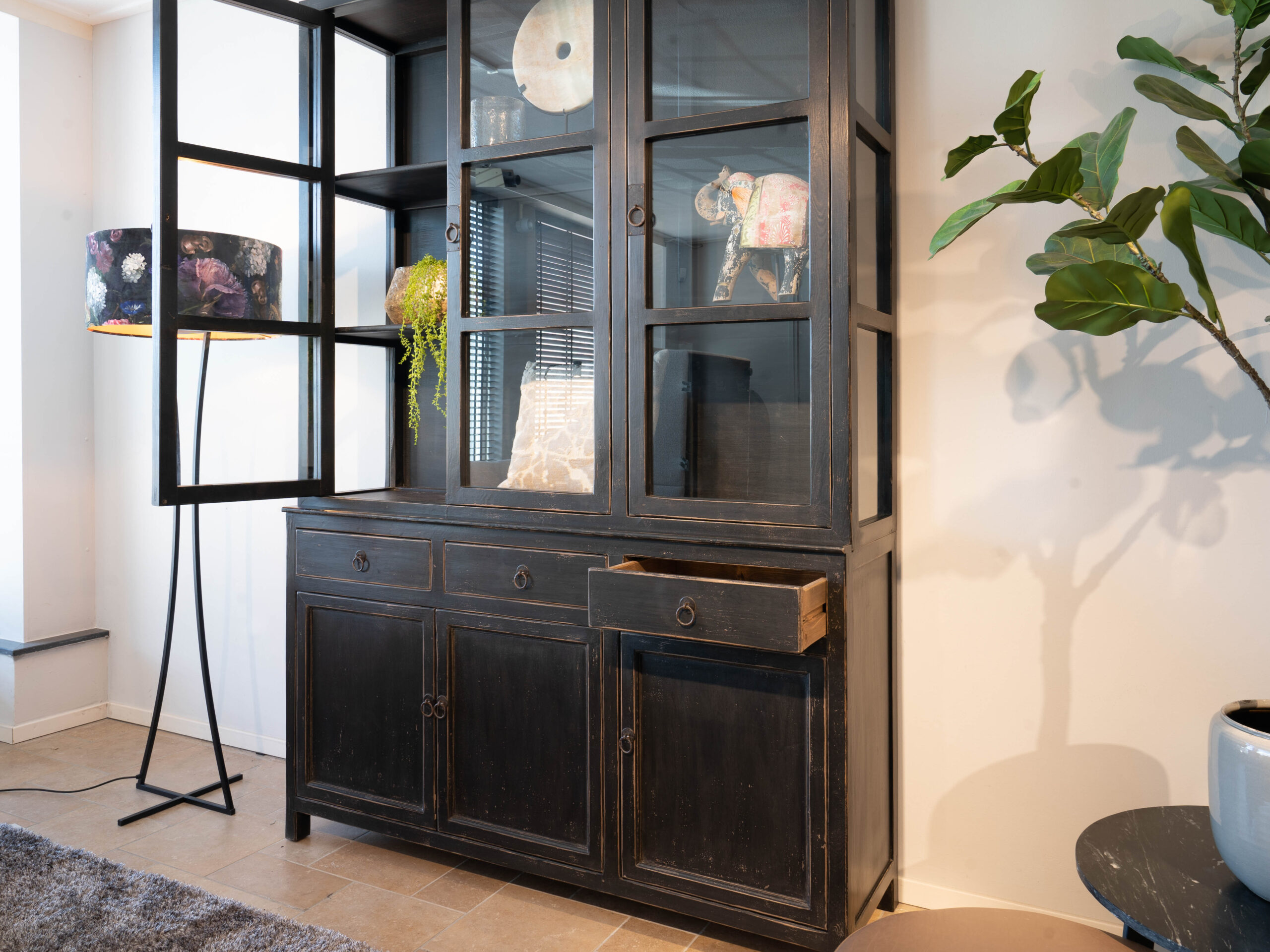 ranke vitrinekast zwart van oud hout