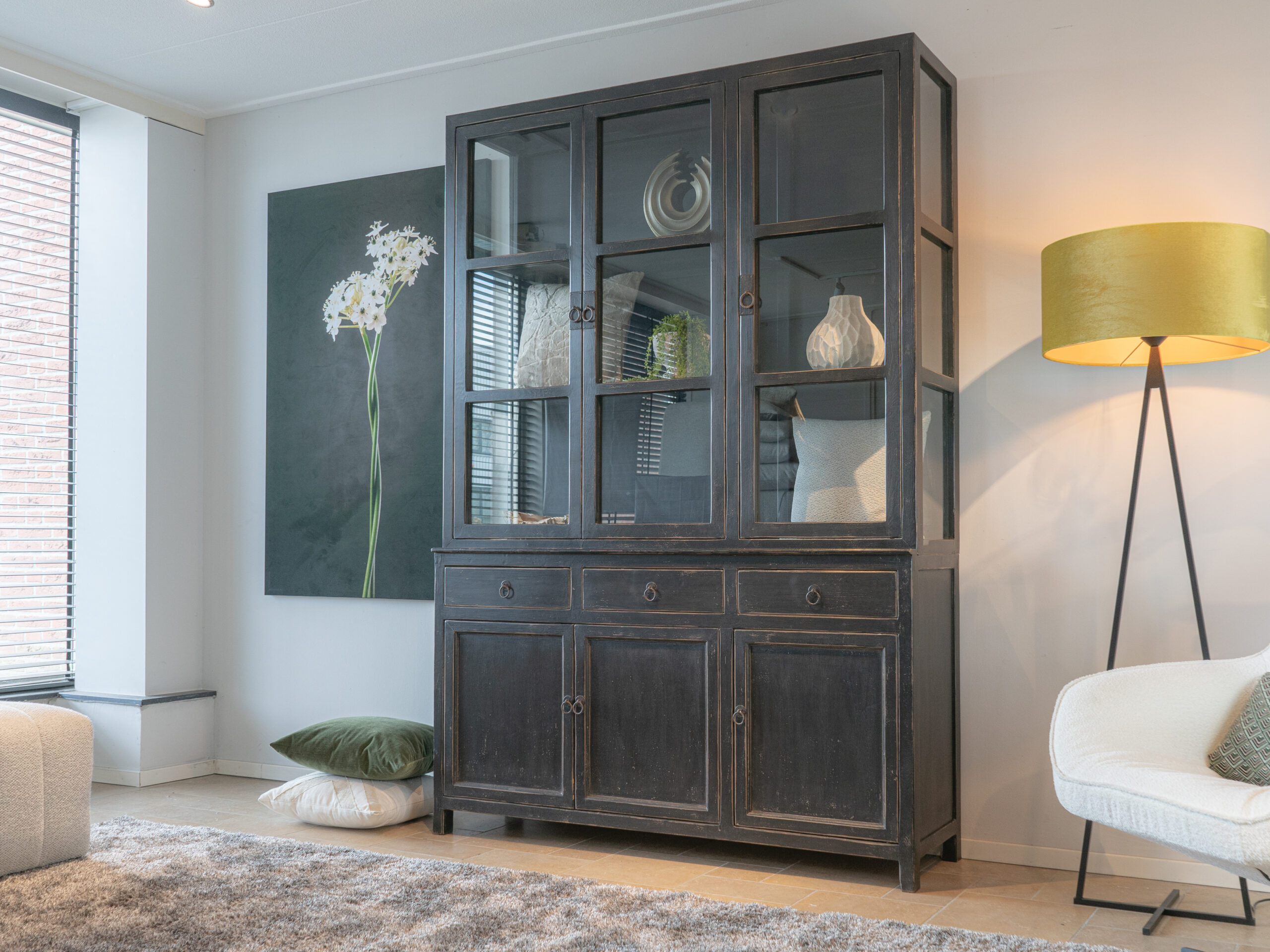 grote glazen vitrinekast