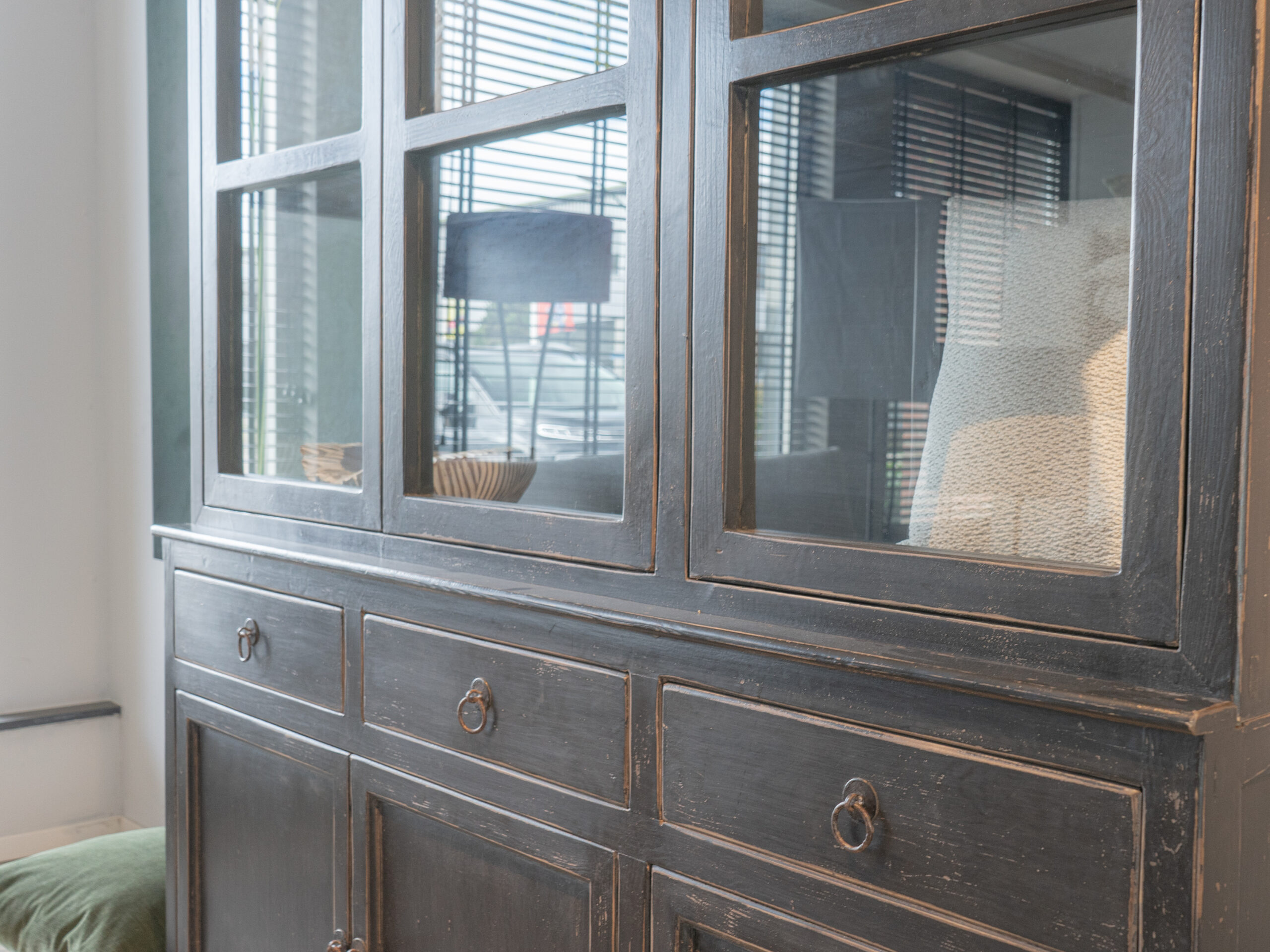 oud hout vitrinekast