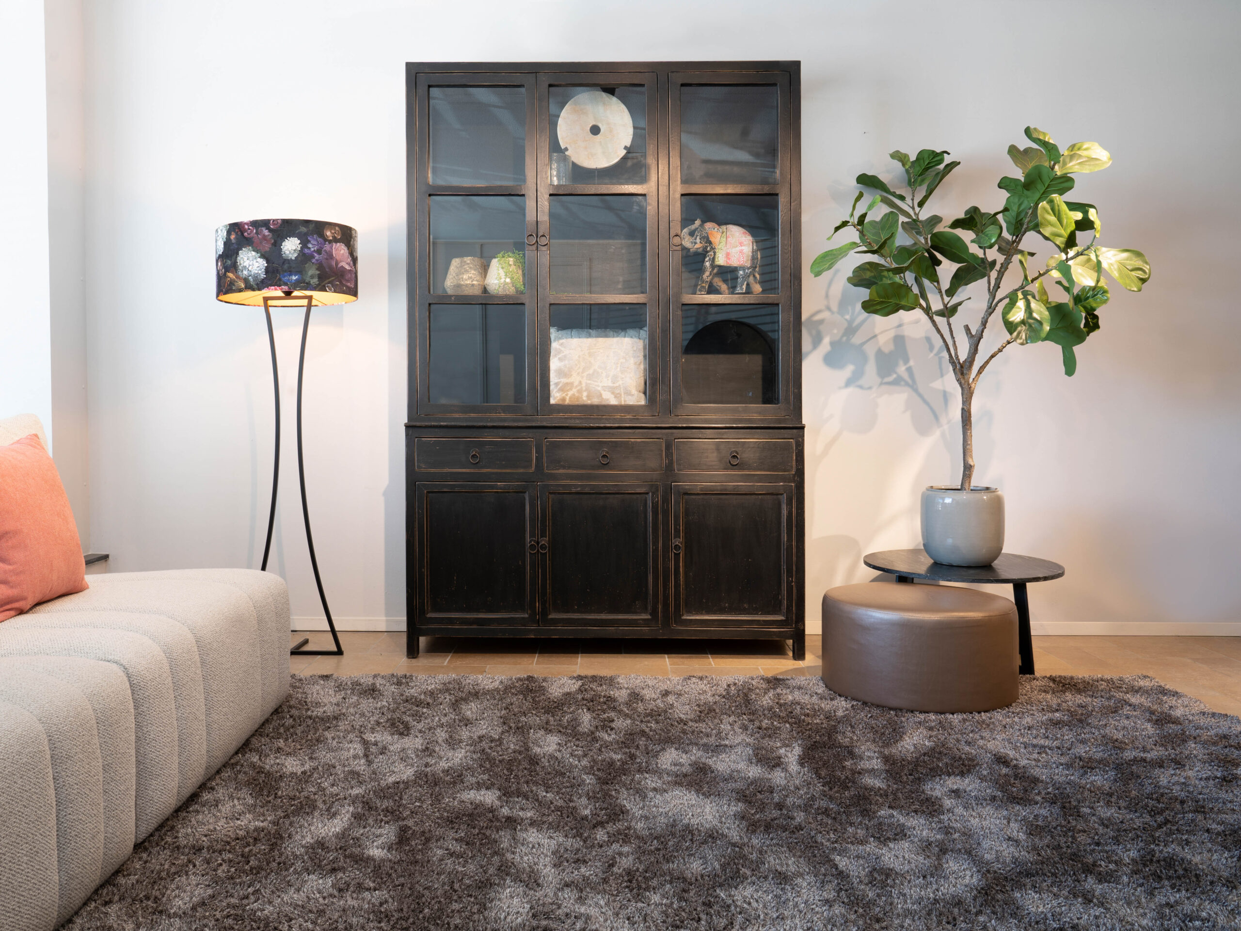 zwarte glaskast met veel opbergruimte