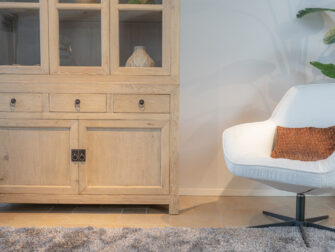 vitrinekast met 3 laden