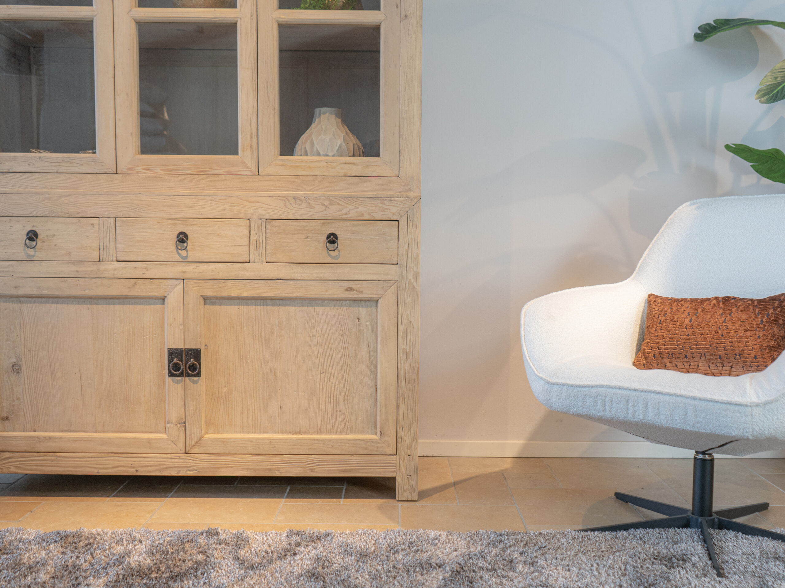 vitrinekast met 3 laden