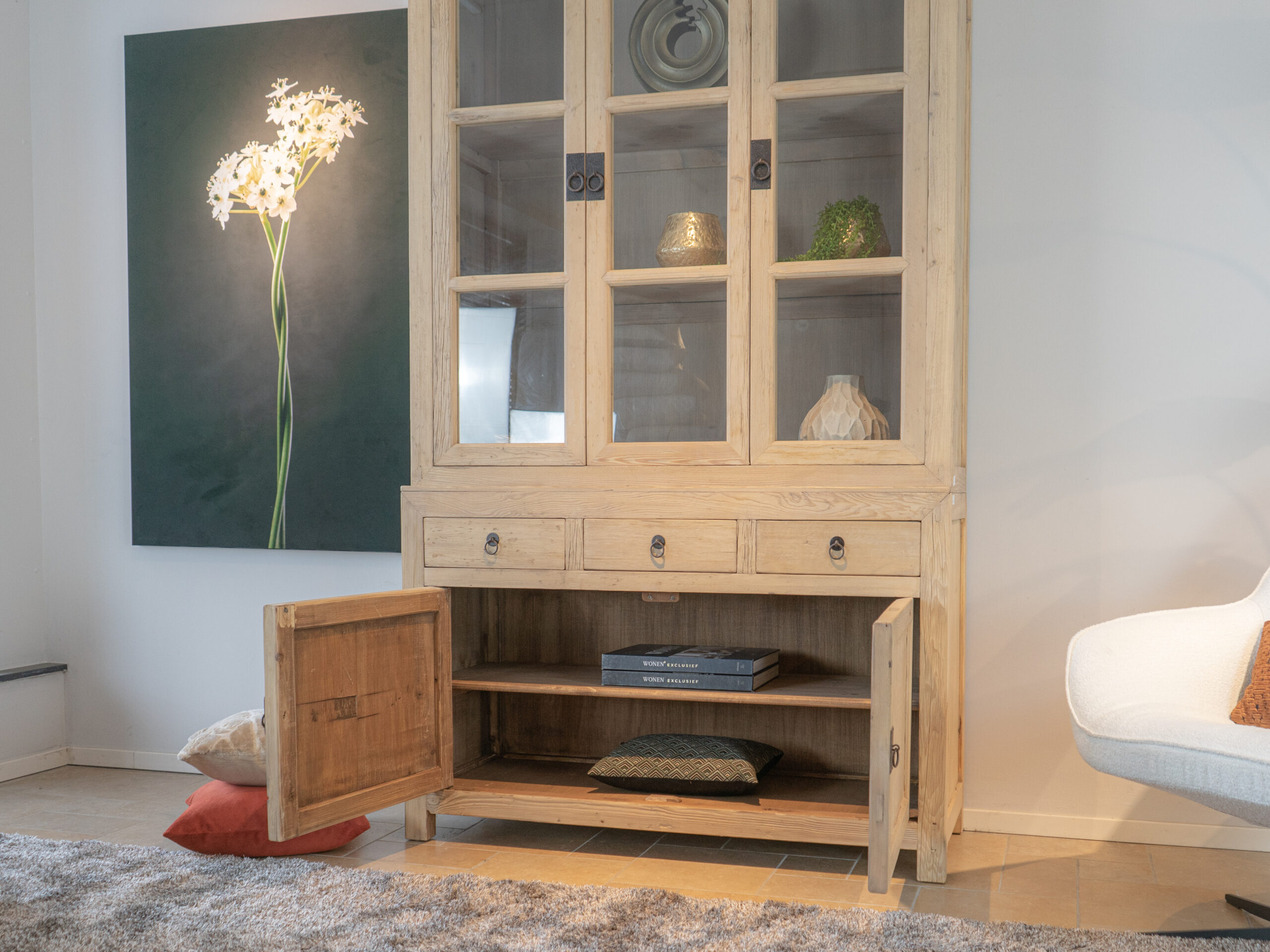 vitrinekast met laden