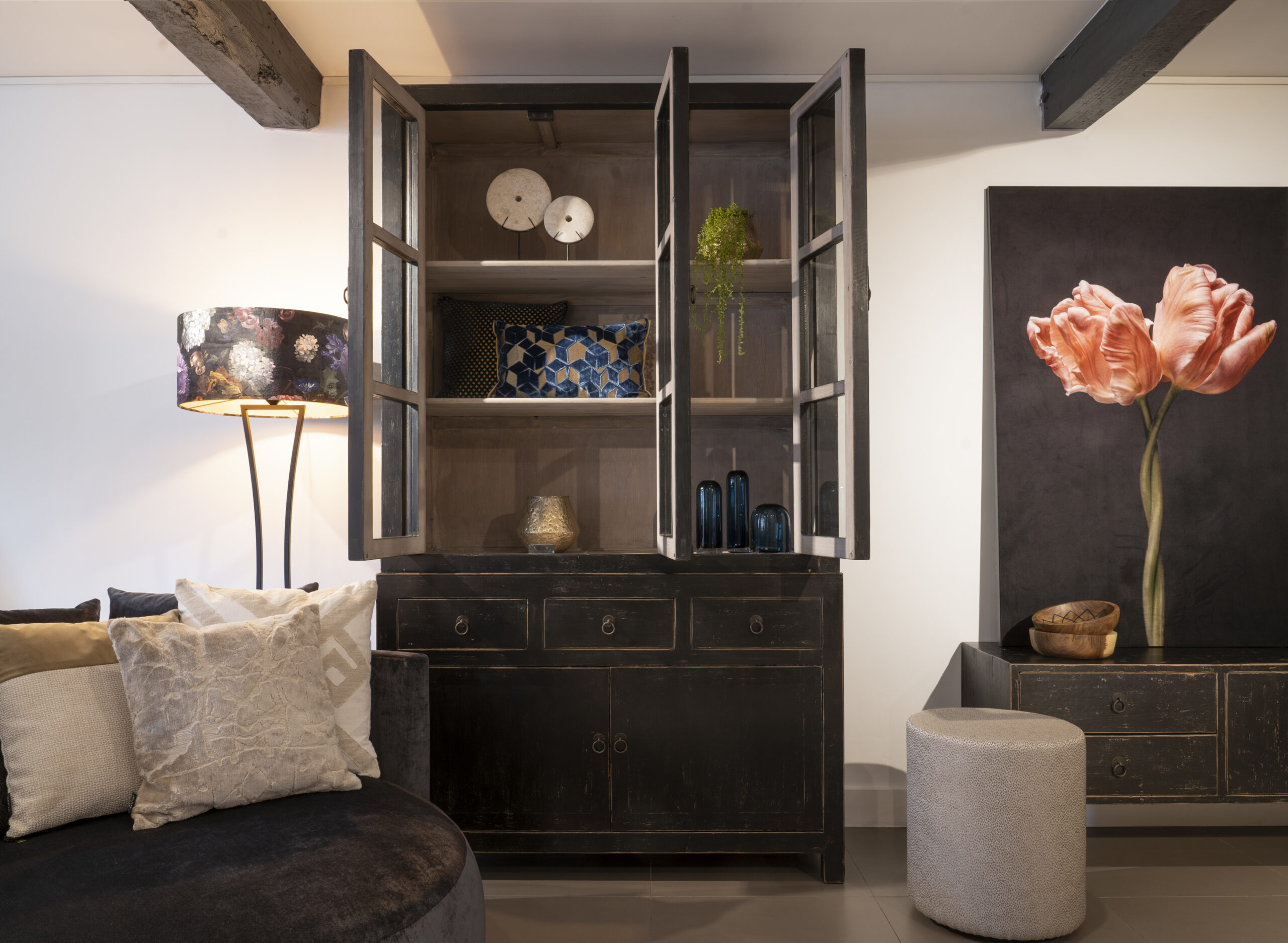 sfeervolle zwarte vitrinekast met laden en deuren