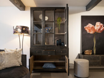 grote zwarte vitrinekast met veel opbergruimte