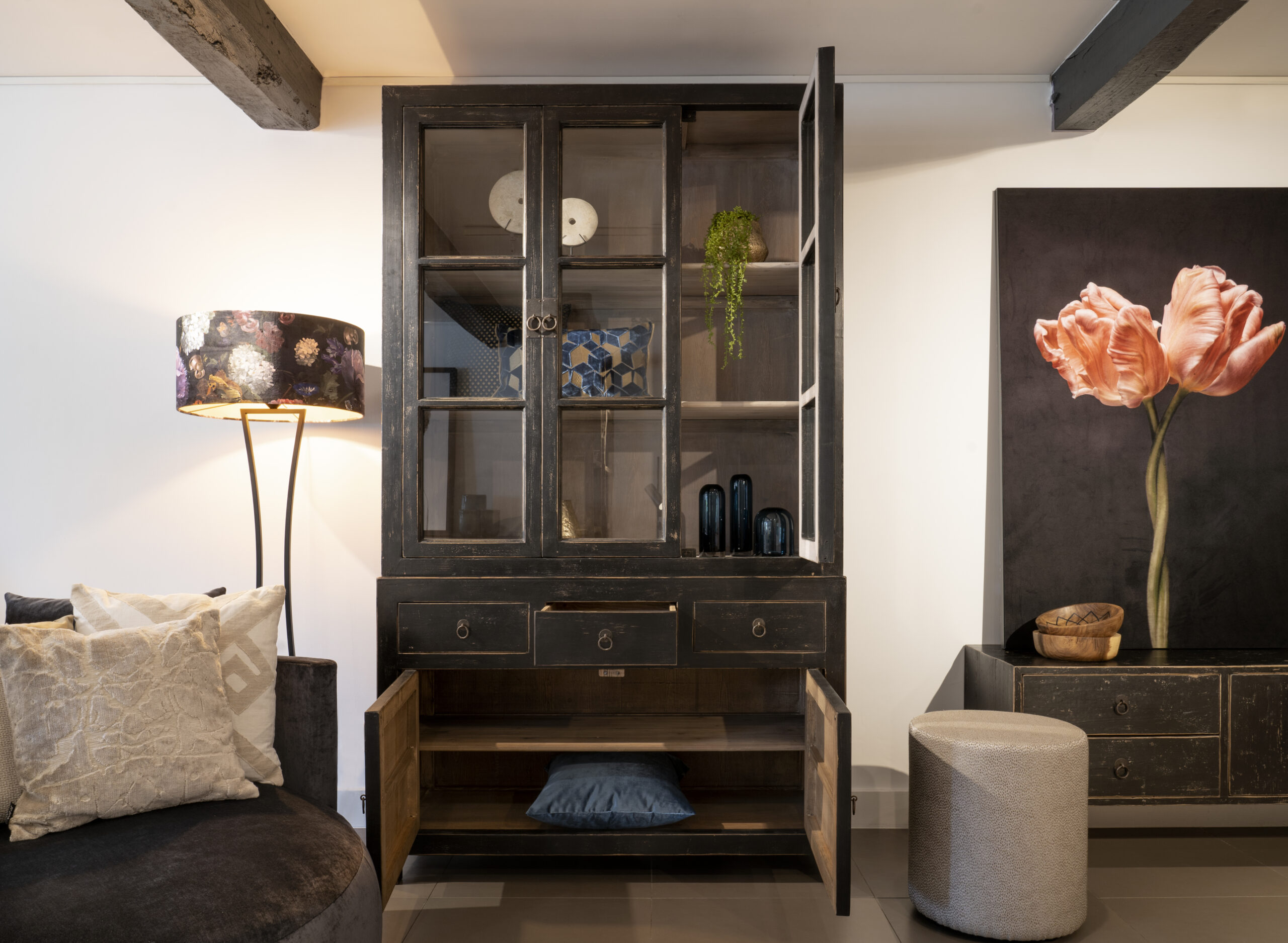 grote zwarte vitrinekast met veel opbergruimte