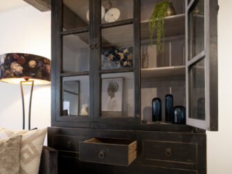 robuuste zwarte vitrinekast met deuren