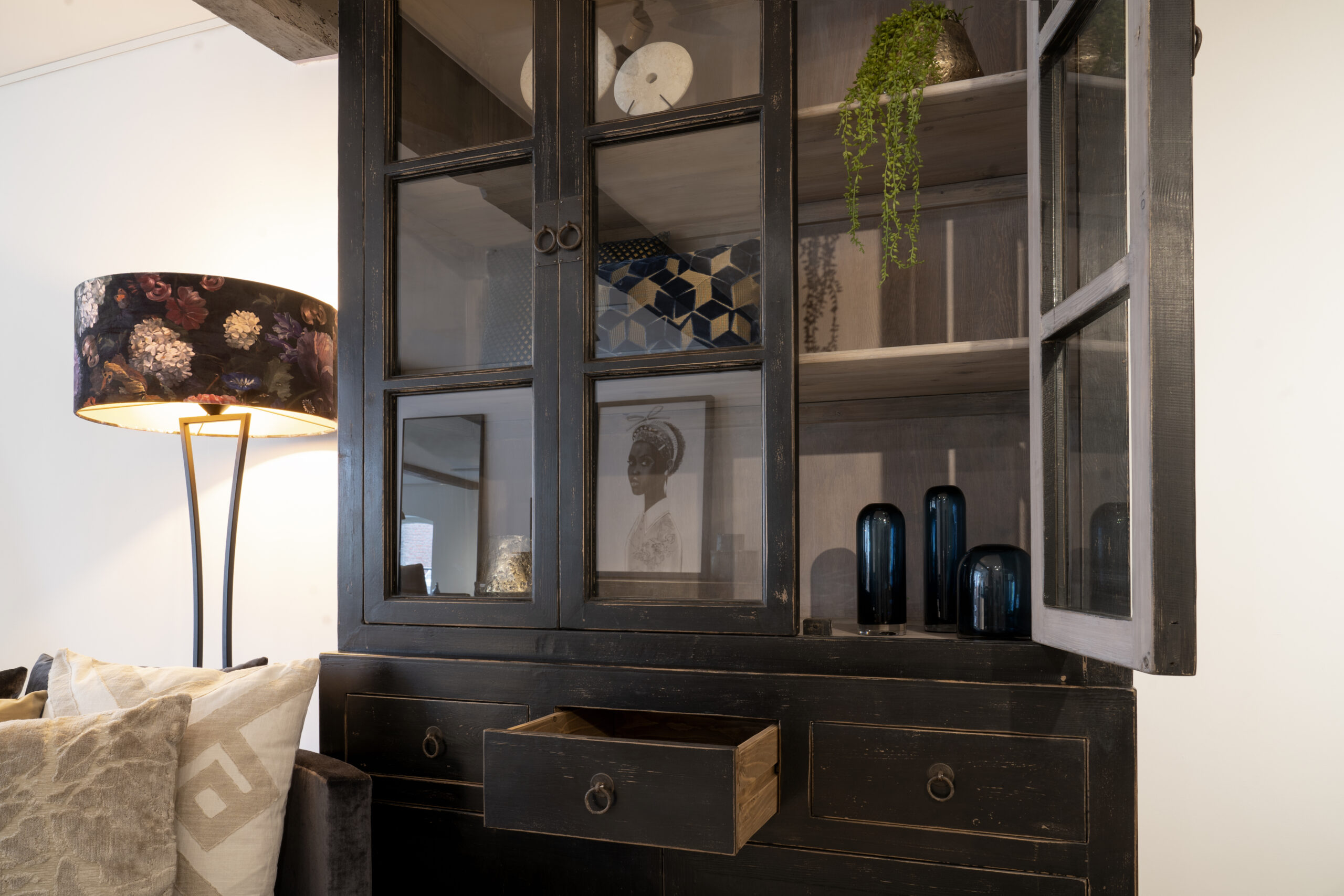 robuuste zwarte vitrinekast met deuren