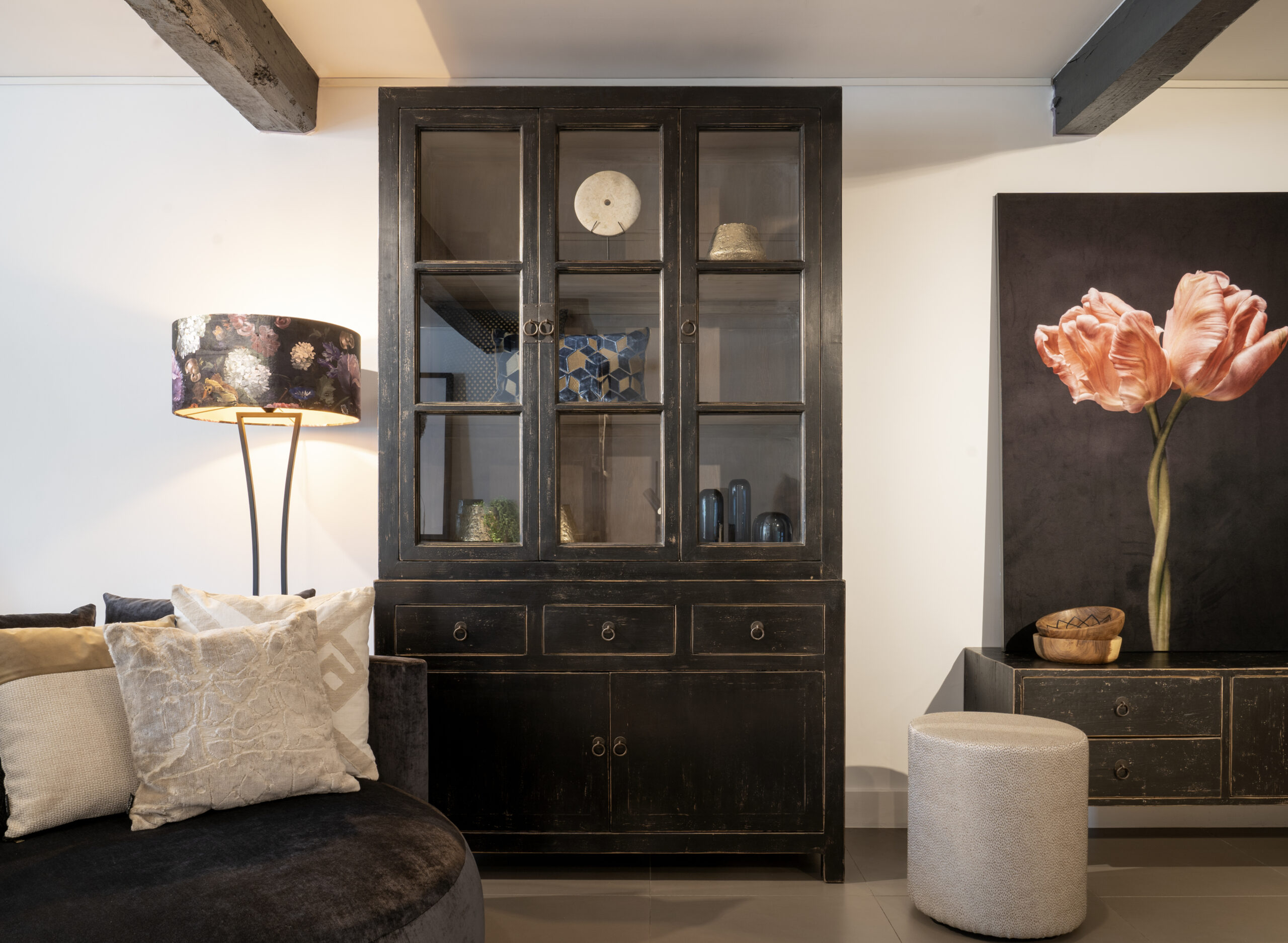 zwarte vitrinekast met glazen deurtjes