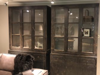 zwarte vitrinekast