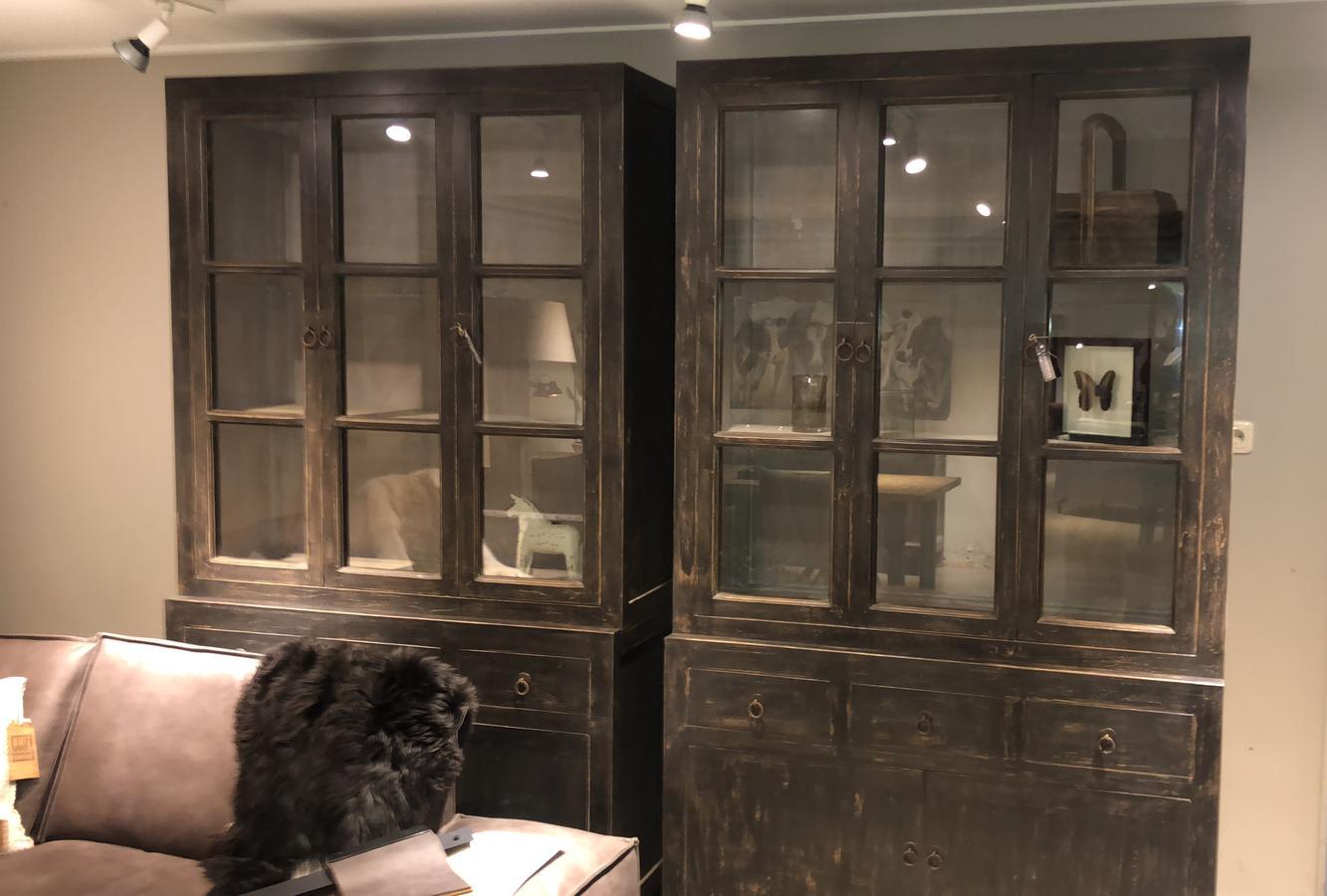 zwarte vitrinekast